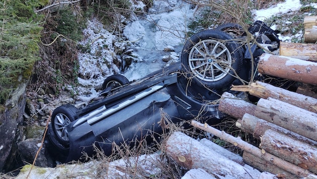 Das Fahrzeug der Urlauber wurde bei dem Absturz zerstört.