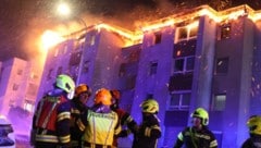 Das Feuer griff von einem Balkon auf das Dach über.
