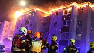 Das Feuer griff von einem Balkon auf das Dach über.