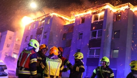 Das Feuer griff von einem Balkon auf das Dach über.