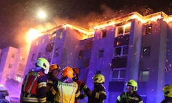 Das Feuer griff von einem Balkon auf das Dach über.