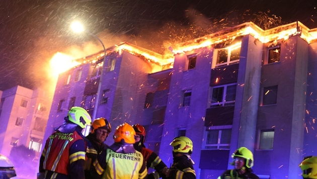 Das Feuer griff von einem Balkon auf das Dach über.