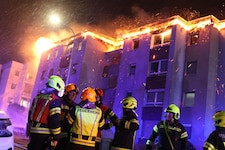 Das Feuer griff von einem Balkon auf das Dach über.