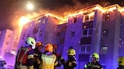 Großbrand in Traun: Das Dach einer ganzen Wohnanlage stand in Flammen.