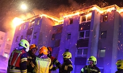 Großbrand in Traun: Das Dach einer ganzen Wohnanlage stand in Flammen.