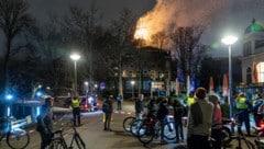 In Amsterdam geriet der Turm der Vondelkirche in Brand. Die Spitze des Turms stürzte ein, ein ...
