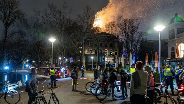 In Amsterdam geriet der Turm der Vondelkirche in Brand. Die Spitze des Turms stürzte ein, ein ...