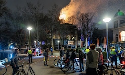 In Amsterdam geriet der Turm der Vondelkirche in Brand. Die Spitze des Turms stürzte ein, ein ...