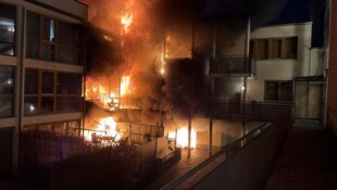 Mitten in der Nacht brach das Feuer aus.