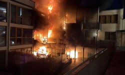 Mitten in der Nacht brach das Feuer aus.