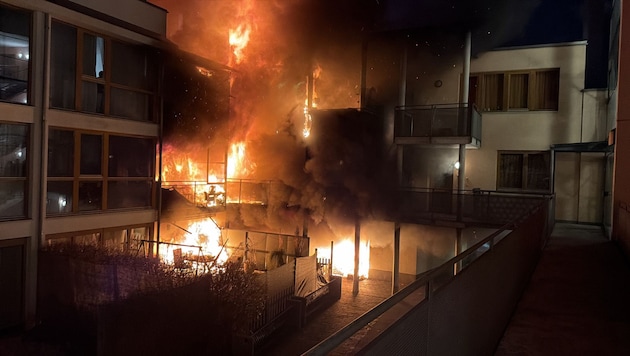 Mitten in der Nacht brach das Feuer aus.