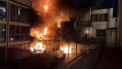 Mitten in der Nacht brach das Feuer aus.