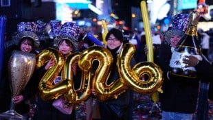 Die einen feierten friedlich (wie hier Besucher am Times Square in New York), anderswo hingegen ...