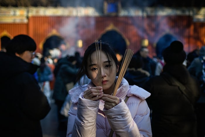 Eine Frau beim Gebet im Lama Temple in Peking.