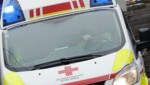 Die beiden Verletzten wurden mit der Rettung ins Krankenhaus gebracht (Symbolbild).