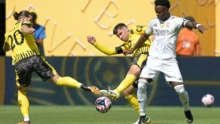 Pascal Groß (Mitte) steht vor dem Abschied aus Dortmund.