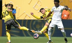 Pascal Groß (Mitte) steht vor dem Abschied aus Dortmund.