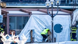 In der Bar im Nobel-Skiort Crans-Montana kam es nach einer Explosion zu einem heftigen Brand. ...