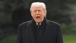 US-Präsident Donald Trump hat  bei einem Werksbesuch in einer Fabrik des US-Autobauers Ford in ...