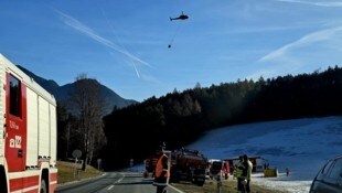 Der Hubschrauber hilft beim Löschangriff mit.