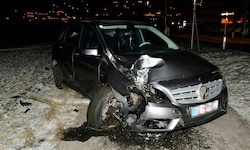 Das Fahrzeug wurde auf der Beifahrerseite schwer beschädigt.