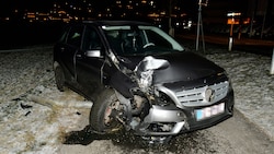 Das Fahrzeug wurde auf der Beifahrerseite schwer beschädigt.