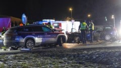 Der Streifenwagen und der entgegenkommende Kombi wurden beim Anprall schwerst beschädigt.