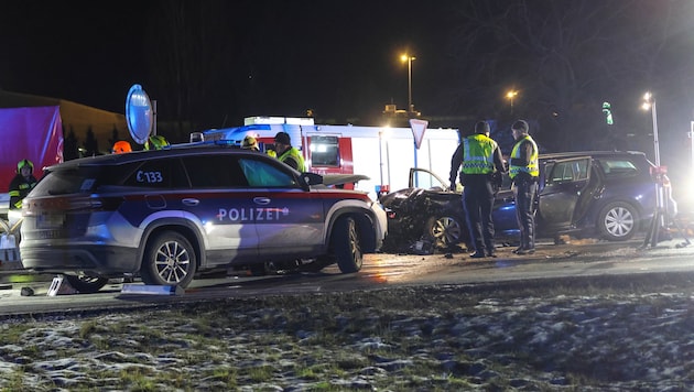 Der Streifenwagen und der entgegenkommende Kombi wurden beim Anprall schwerst beschädigt.