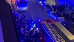 Dutzende Partygäste retteten sich ins Freie.