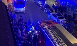 Dutzende Partygäste retteten sich ins Freie.