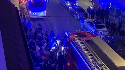 Dutzende Partygäste retteten sich ins Freie.