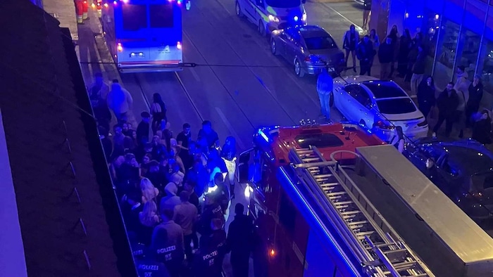 Dutzende Partygäste retteten sich in Graz nach einem Brand in einer Bar ins Freie.