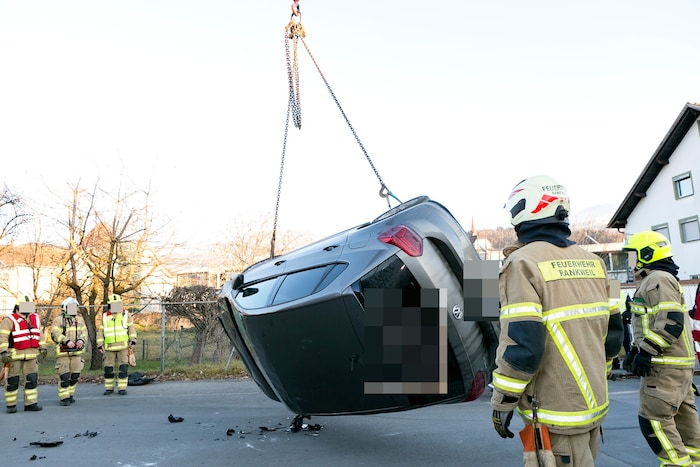 Die Feuerwehr bei der Bergung des Wagens.