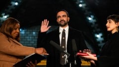 Staatsanwältin Letitia James (links) nahm dem neuen Bürgermeister Zohran Mamdani den Eid ab. ...