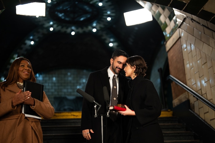 Mamdani mit seiner Ehefrau Rama Duwaji, nachdem er den Eid abgelegt hat.