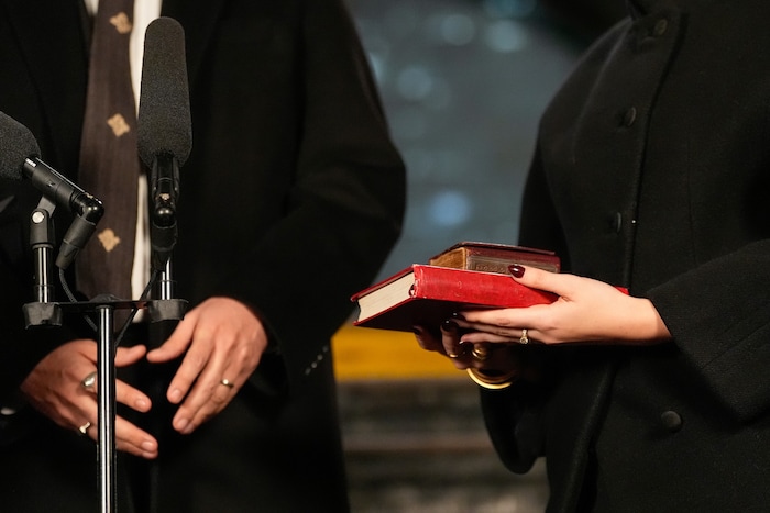 Der neue Bürgermeister legte seine Hand auf den Koran.