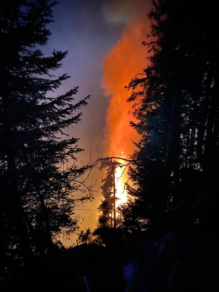 Die Flammen reichten meterhoch in den nächtlichen Himmel.