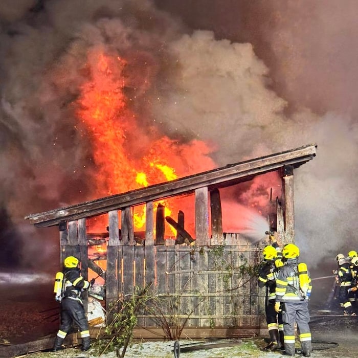 Im steirischen Lassing musste eine Holzhütte gelöscht werden.