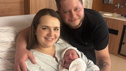 Salzburgs Neujahrsbaby Dzeneta mit ihren Eltern Jalila und Dzenis Pajalic.