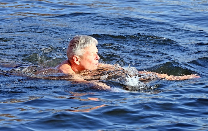 Auch Landeshauptmann Peter Kaiser wagte sich in die eisigen Fluten.