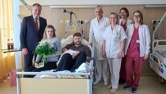 Malia Ella mit ihren Eltern Jana und Leon, als LH Thomas Stelzer sich als Gratulant einstellt. ...