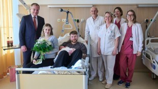 Malia Ella mit ihren Eltern Jana und Leon, als LH Thomas Stelzer sich als Gratulant einstellt. ...