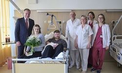 Malia Ella mit ihren Eltern Jana und Leon, als LH Thomas Stelzer sich als Gratulant einstellt. ...