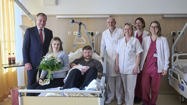 Malia Ella mit ihren Eltern Jana und Leon, als LH Thomas Stelzer sich als Gratulant einstellt. ...