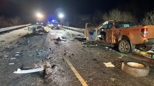 Bei dem Unfall wurden die Fahrzeuge schwer beschädigt, ein Polizist kam ums Leben.