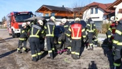 Der Wagen kam von der Straße ab, krachte gegen einen Gabionenzaun und dazwischen situierte ...