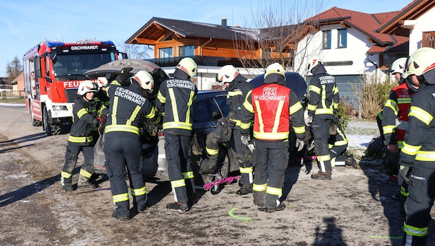 Der Wagen kam von der Straße ab, krachte gegen einen Gabionenzaun und dazwischen situierte ...