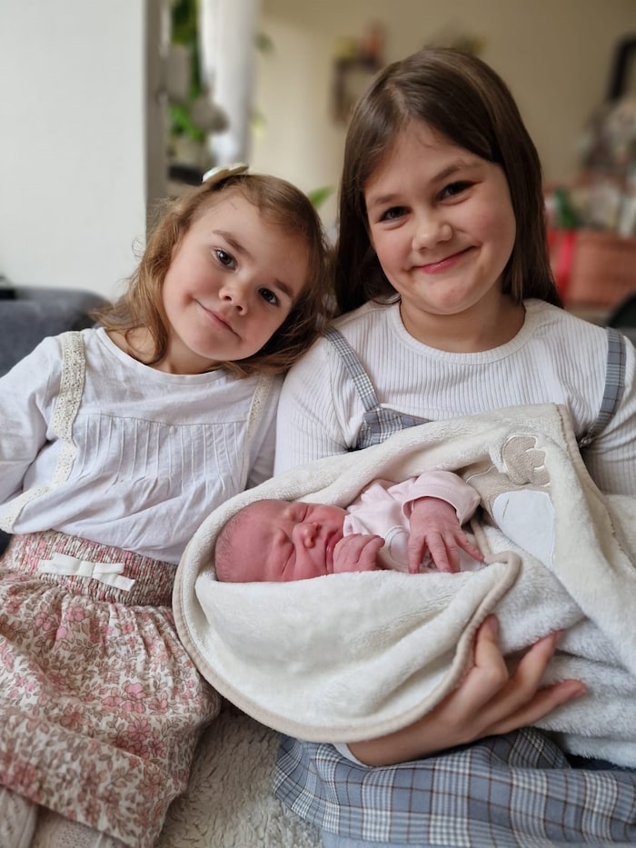 Die beiden großen Schwestern der kleinen Luna aus NÖ sind sichtlich stolz.