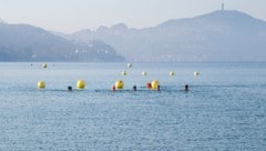 Mit Blick auf den Pyramidenkogel badet es sich leichter – auch bei nur sechs Grad ...