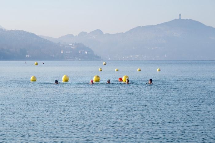 Mit Blick auf den Pyramidenkogel badet es sich leichter – auch bei nur sechs Grad ...